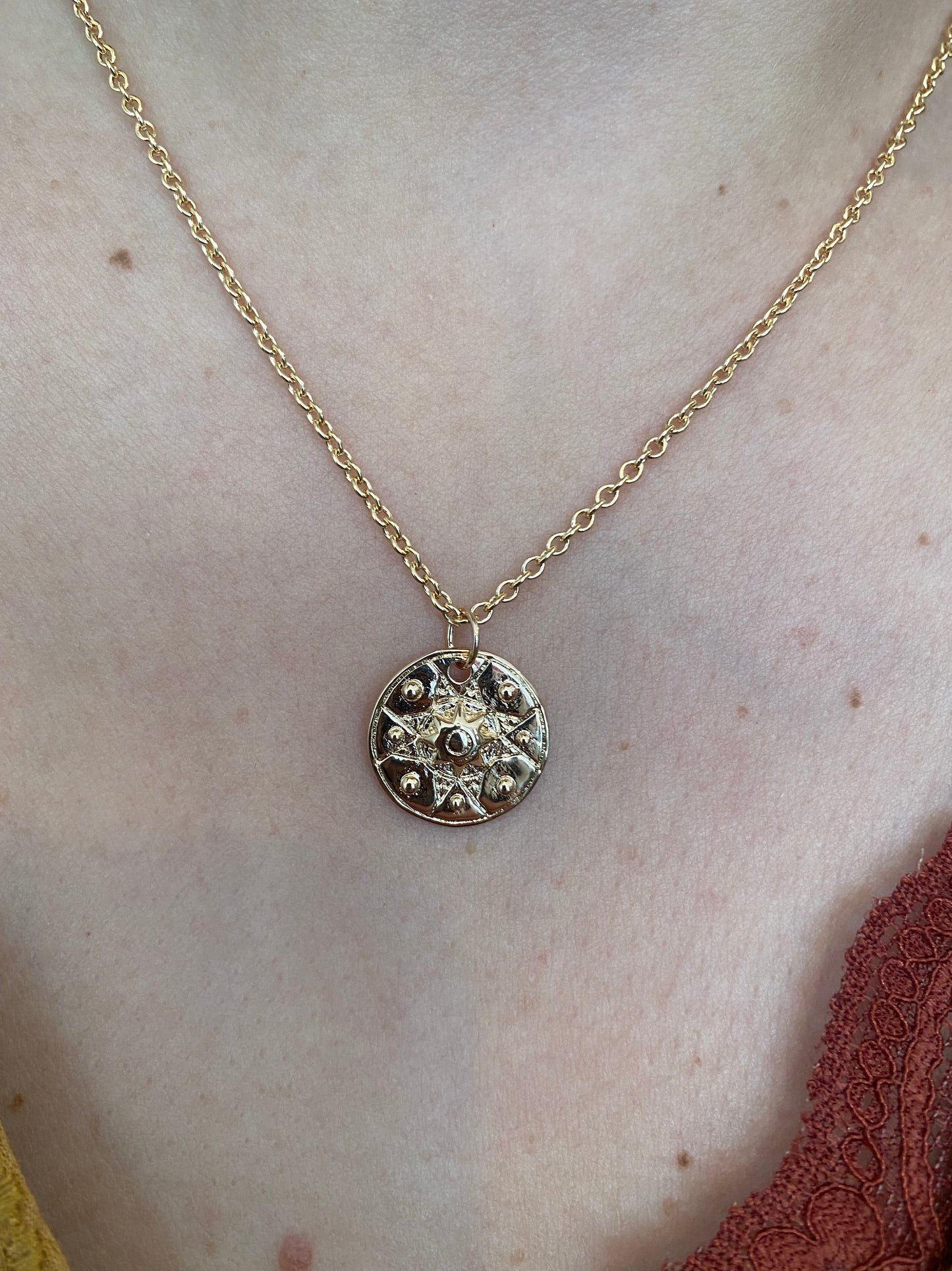 Collier médaillon asthèque