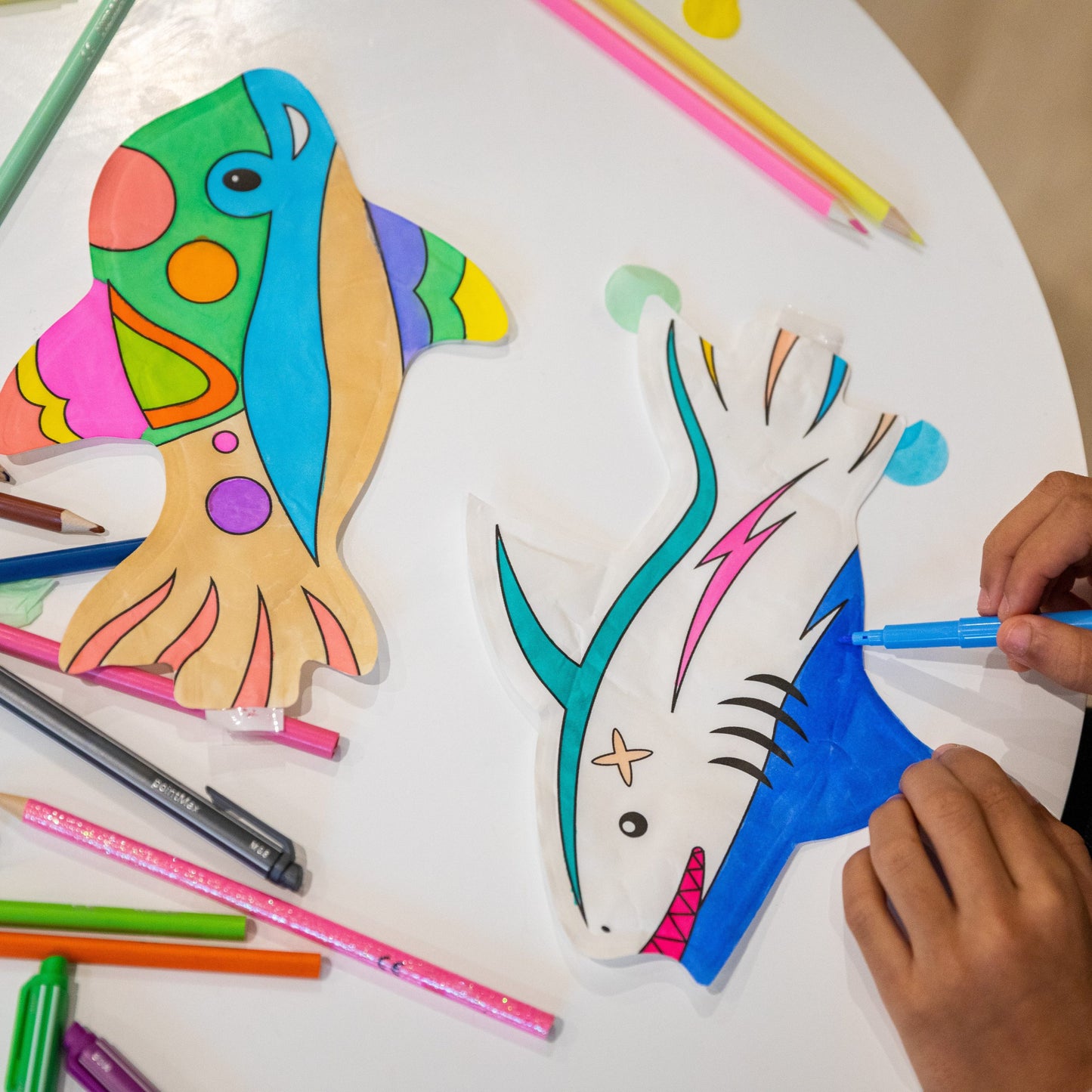 Coloriages gonflables dauphin et requin