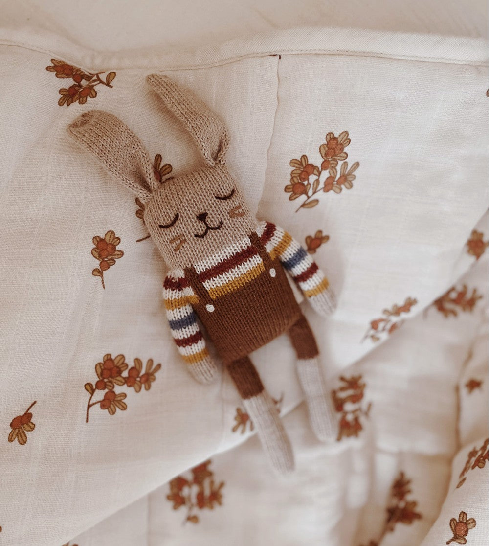 Doudou lapin maillot arc-en-ciel